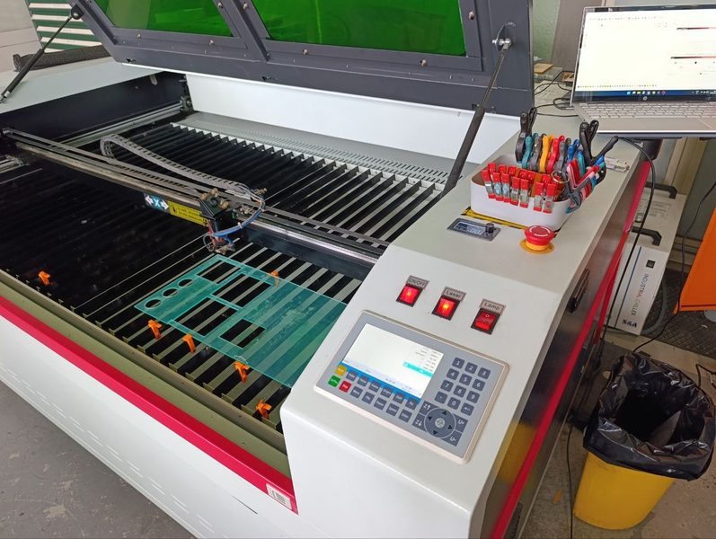 Laser CO₂ 150W — 1600×1000mm – atelier d'usinage CNC Pourchet Sàrl, La Chaux-de-Fonds