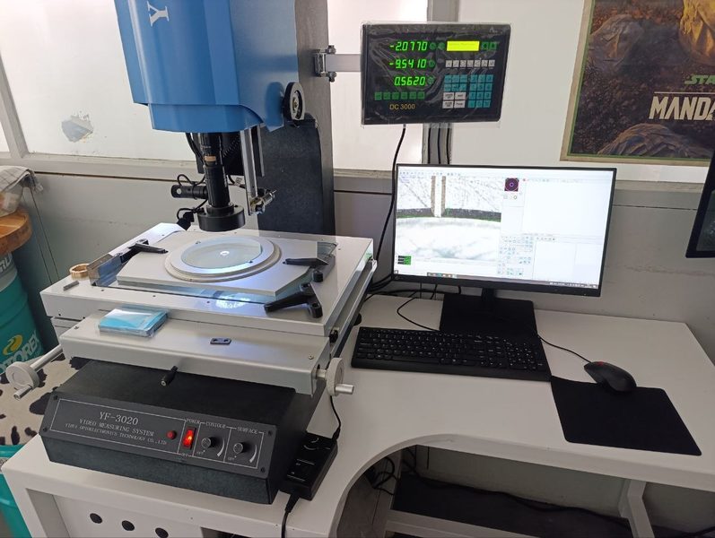 Machine de mesure vidéo YF-3020 – atelier d'usinage CNC Pourchet Sàrl, La Chaux-de-Fonds