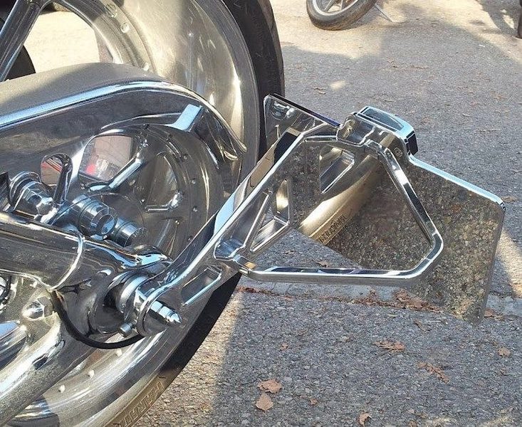 Support de plaque moto – réalisation Pourchet Sàrl, usinage CNC de précision